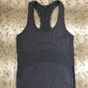 Lululemon dark grey heathered black swiftly tech 4